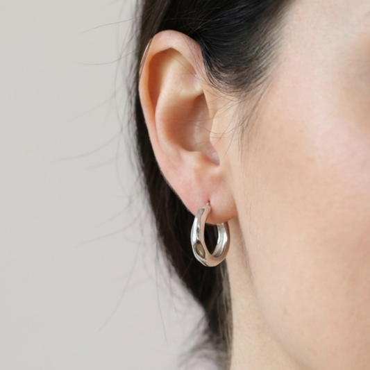 Срібні сережки-кільця 925 KIRA на вусі — онлайн магазин срібних прикрас 10 Crystals