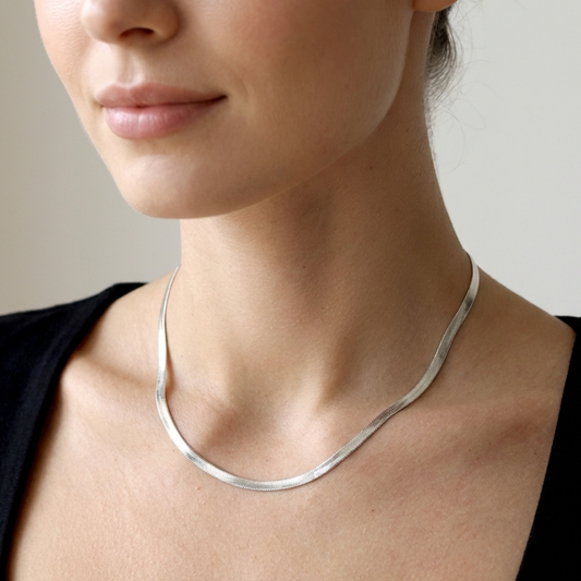 Срібний ланцюжок 925 NAOMI на шиї — мінімалістичний плоский дизайн