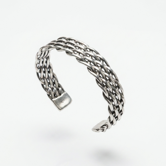 Відкритий жорсткий браслет-каф із плетеним ланцюговим дизайном, виконаний зі срібла 925 проби. Масивне багатошарове переплетення. Безкоштовна доставка по Україні.