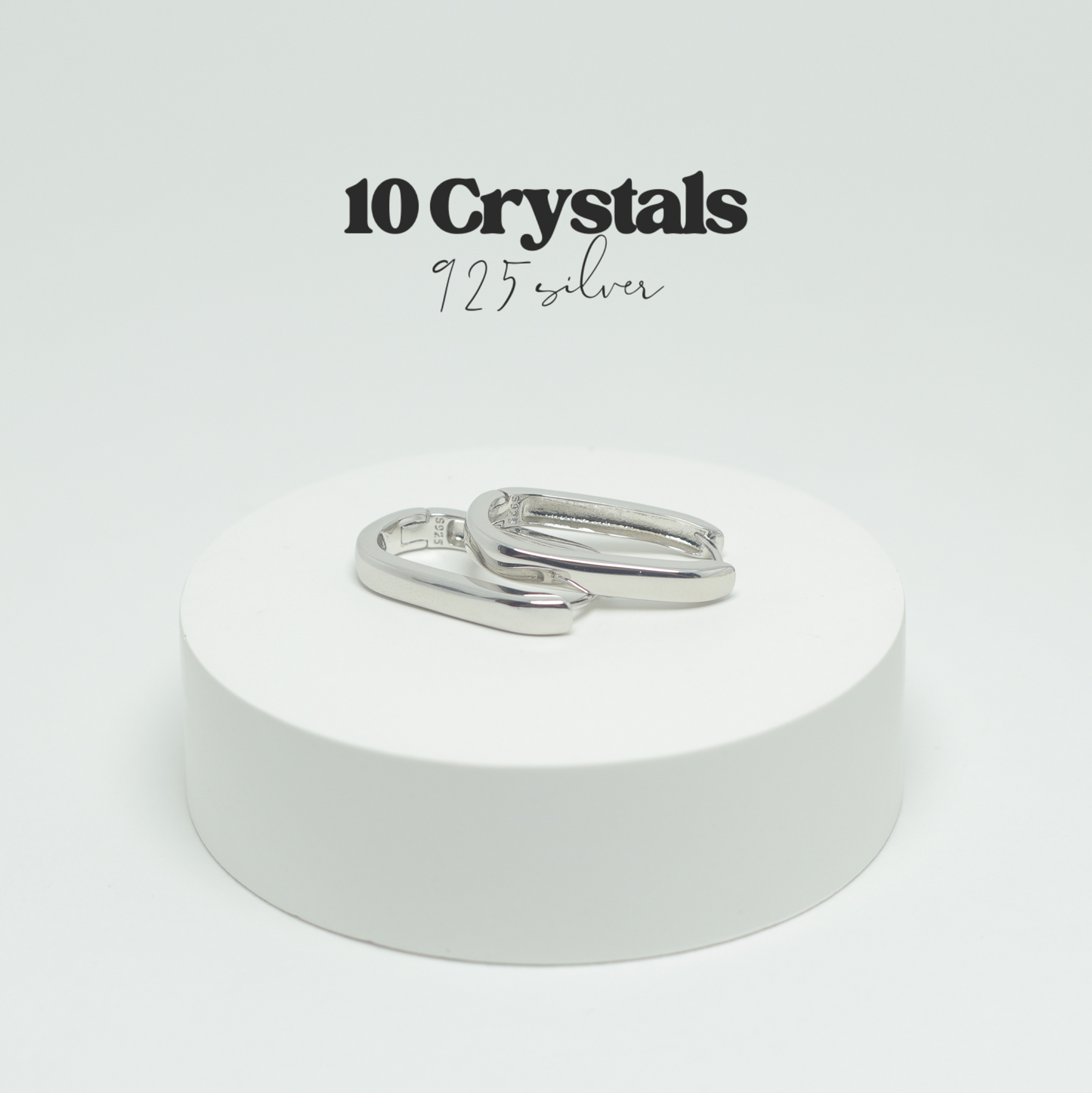 Сережки форми U із срібла 925 проби від українського бренду 10 Crystals, показано зверху.