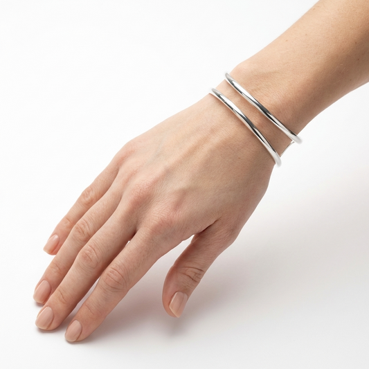 Срібний жорсткий браслет Міра — це браслет у вигляді великої скоби. Безкоштовна доставка по Україні.