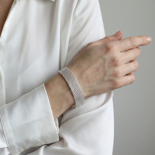 Срібні браслети на руку жіночі. Купити срібний жорсткий браслет. Зручна застібка. Безкоштовна доставка по Україні.
