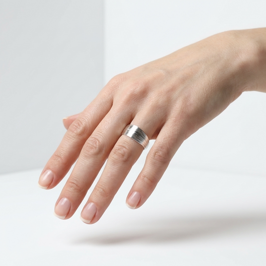 Срібна широка каблучка Селена — це срібне багатошарове колечко для жінок. Безкоштовна доставка по Україні.