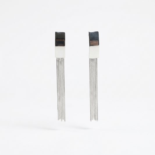 Срібні сережки пусети з ланцюжками Поліна — це срібні кульчики з рухомими висюльками. Безкоштовна доставка по Україні. Відправка в день замовлення.