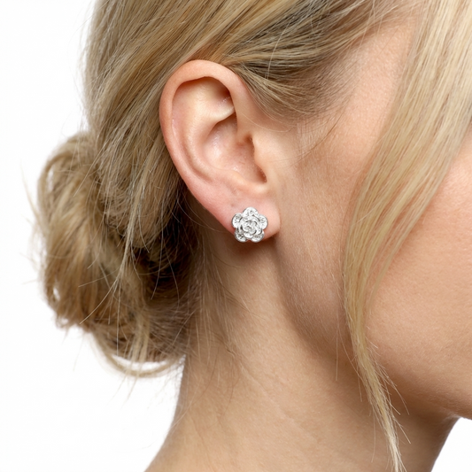 Срібні сережки-пусети з квітками — це класичні кульчики, квітковий дизайн, зручна застібка. Безкоштовка доставка по Україні. Швидке відправлення.