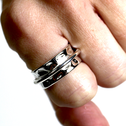 Kris 925 silver ring on model's hand