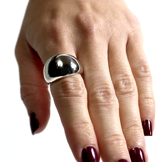 Linda silver ring on model’s hand