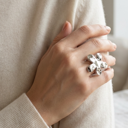 Срібне колечко квітка ЄВА на руці — 10 Crystals срібні прикраси.
