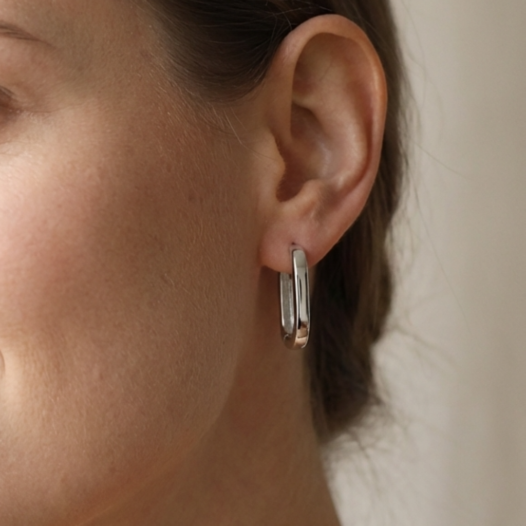 Срібні сережки-кільця 925 ДЖИДЖИ на вусі — мінімалістична овальна форма
