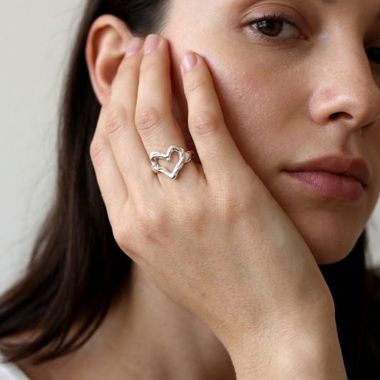 Срібна каблучка 925 ХЕЙЛІ на руці — ніжний дизайн у формі серця
