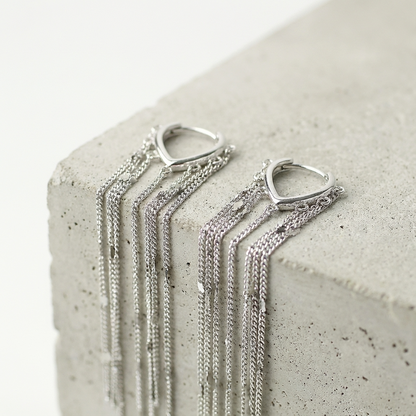 Срібні сережки 925 КАЙЛІ з довгими ланцюжками — деталі дизайну зблизька
