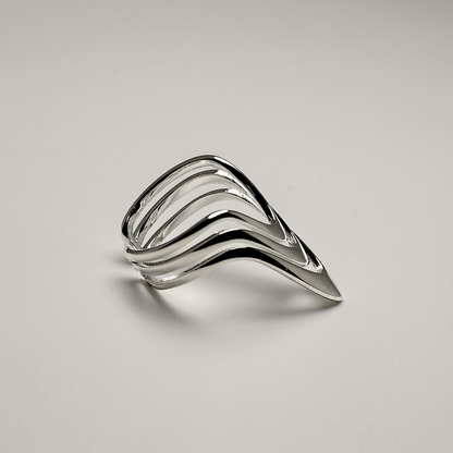 Срібна каблучка 925 ХЛОЕ з хвилеподібною V-формою — вигляд збоку
