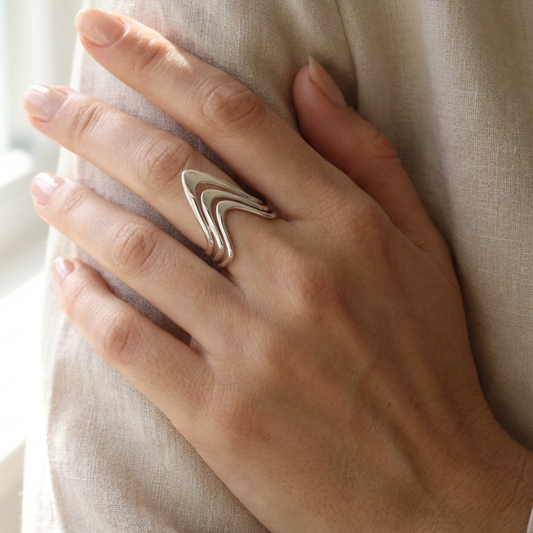 Срібна каблучка 925 ХЛОЕ на руці — скульптурна V-форма, сучасний дизайн

