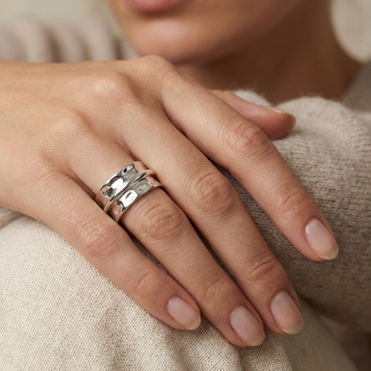 Срібна каблучка 925 КРІС на руці — скульптурний хвилеподібний дизайн
