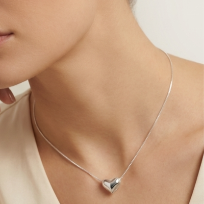 Срібне намисто 925 ЛЮБОВ на шиї — гладкий кулон у формі серця
