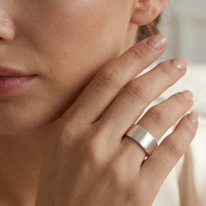 Срібна каблучка 925 МАРГО на руці — широка срібна обручка 8 мм, матовий дизайн без вставок
