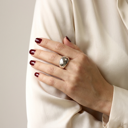 Дзеркально поіроване широке срібне колечко ЛІНДА на руці — регульований розмір, висока якість, дизайн 2026
