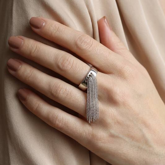 Срібна каблучка 925 НАДІЯ на руці — регульований розмір і рухомі ланцюжки
