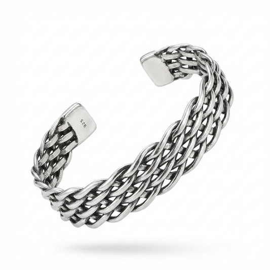 Відкритий жорстеий браслет-каф із плетеним ланцюговим дизайном, виконаний зі срібла 925 проби. Безкоштовна доставка по Україні.