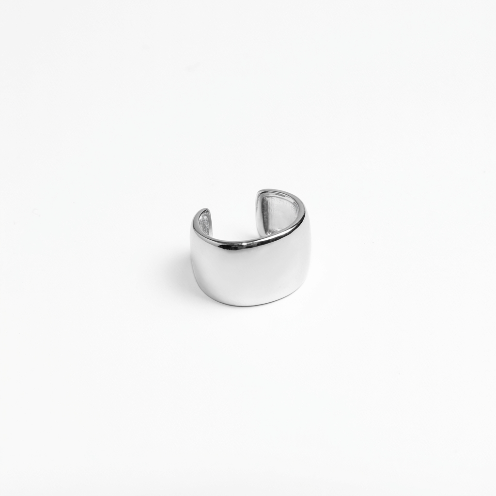 Срібна кафа на вушко. Глянцева, широка моносережка 10 Crystals.