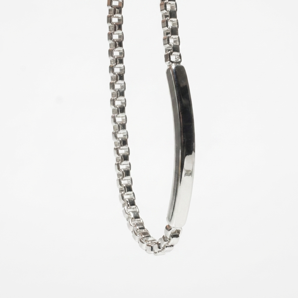 Срібний унісекс браслет у лаконічному дизайні, що поєднує масивний ланцюговий плетіння та гладку центральну пластину. Безкоштовна доставка по Україні. Швидке відправлення.