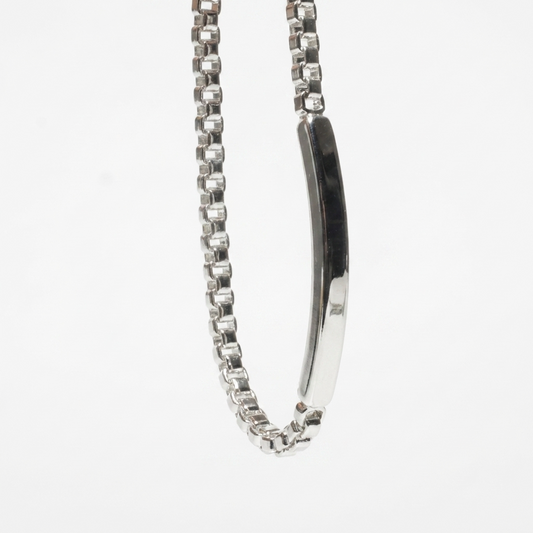 Срібний унісекс браслет у лаконічному дизайні, що поєднує масивний ланцюговий плетіння та гладку центральну пластину. Безкоштовна доставка по Україні. Швидке відправлення.