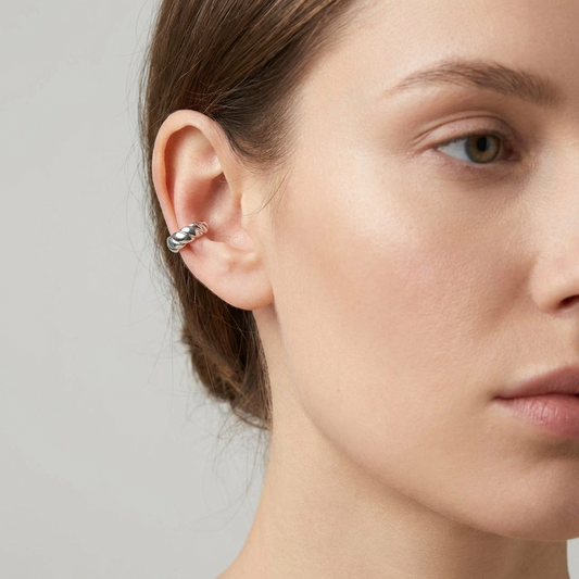 Срібні сережки каффи для жінок. Дизайн морська мушля. Срібний масивний каф для жінок. Міцно тримається без проколу вуха. В наявності  в Україні. 