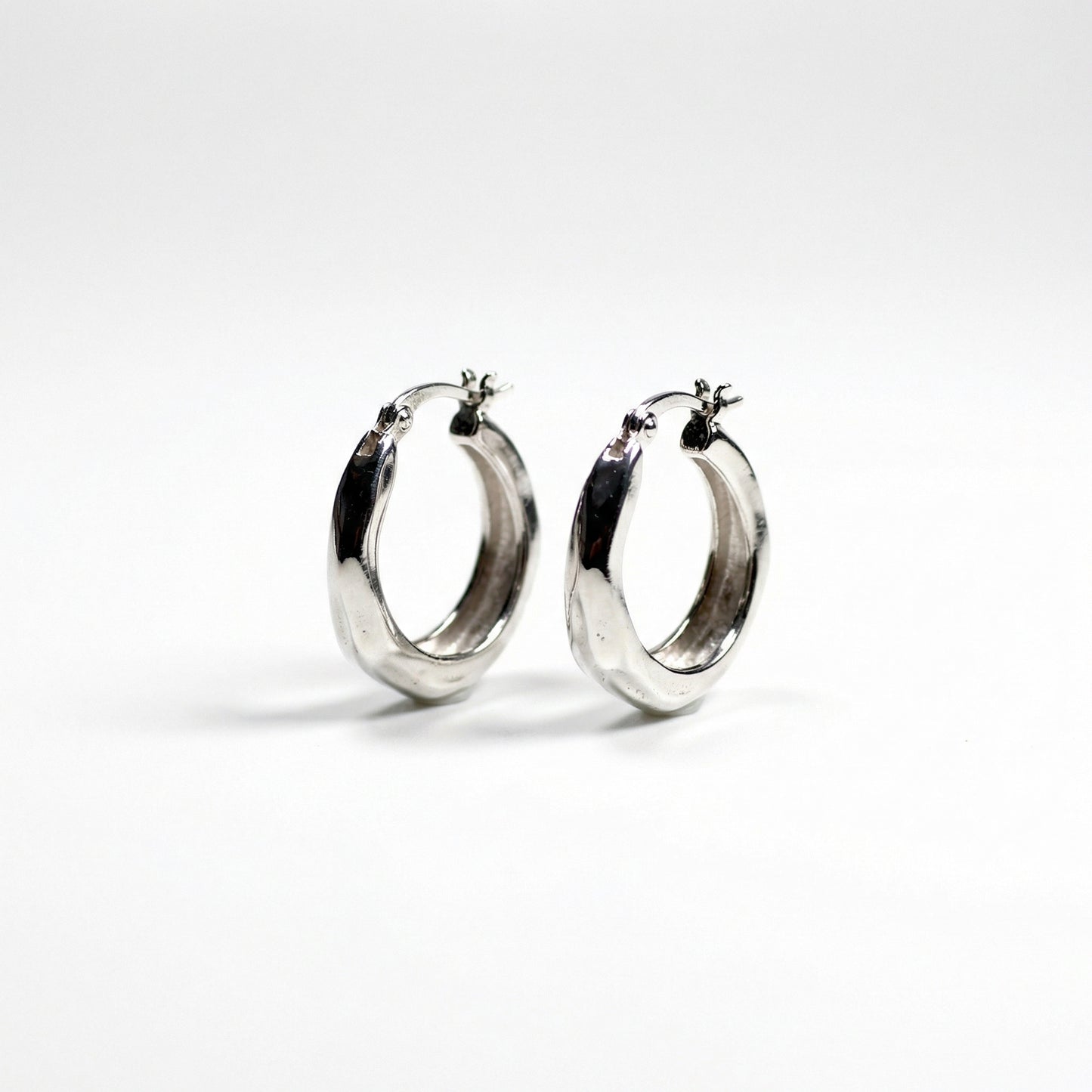 Срібні сережки круглі у формі кільця КІРА. Срібні кульчики рельєфні 10 Crystals