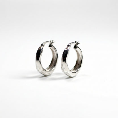 Срібні сережки круглі у формі кільця КІРА. Срібні кульчики рельєфні 10 Crystals