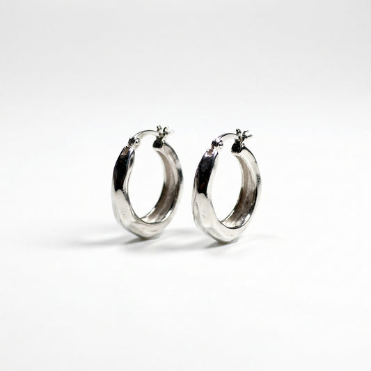 Срібні сережки круглі у формі кільця КІРА. Срібні кульчики рельєфні 10 Crystals