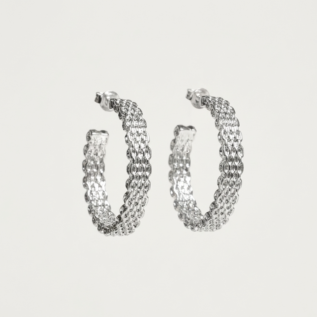 Срібні сережки кільця для жінок Евелін — це великі, але невагомі сережки-кільця. Безкоштовна доставка по Україні. Відправка в день замовлення.