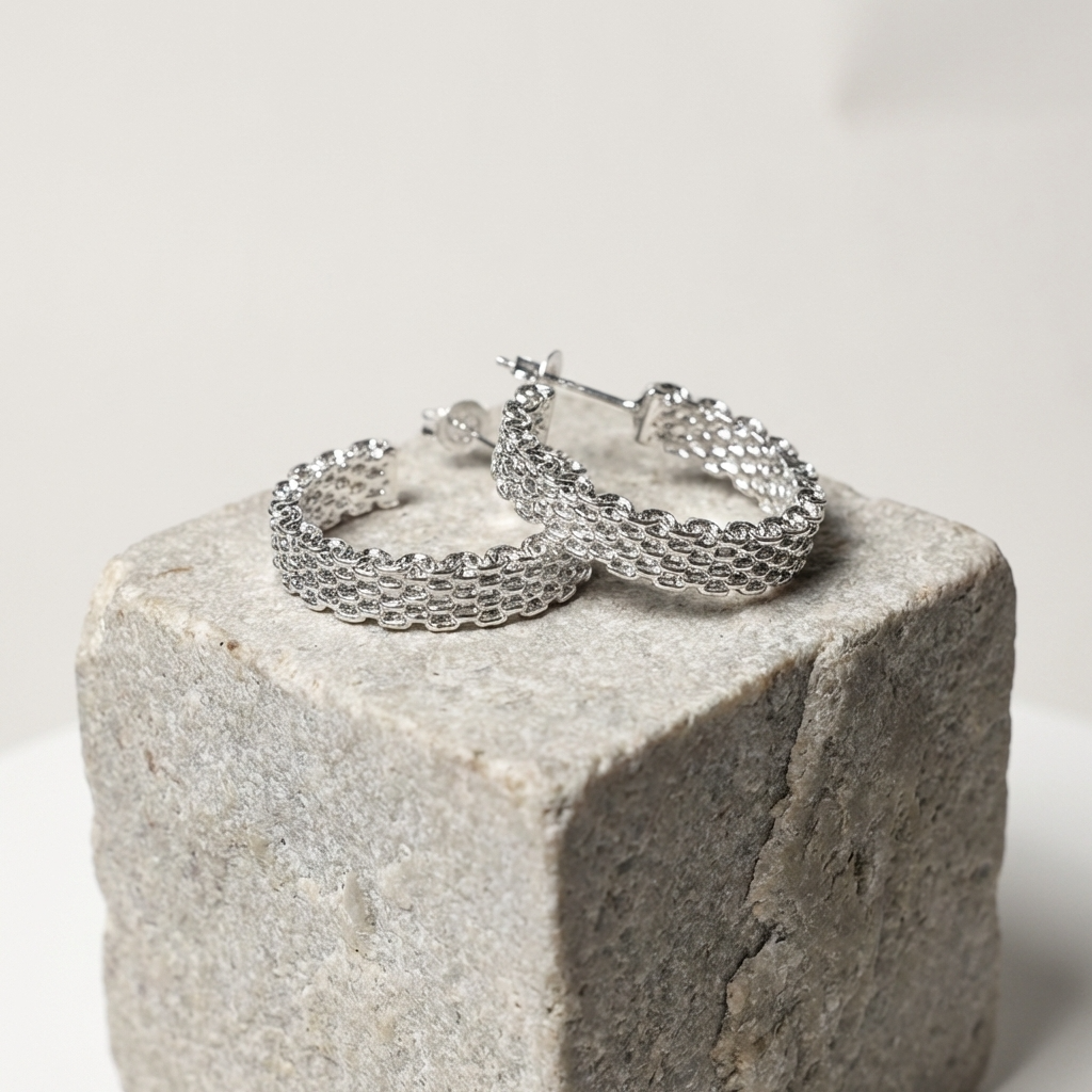 Срібні сережки-кільця для жінок. Легкі та невагомі. Не обтяжують мочку вуха. Безкоштовна доставка по Україні. Відправлення в день замовлення.