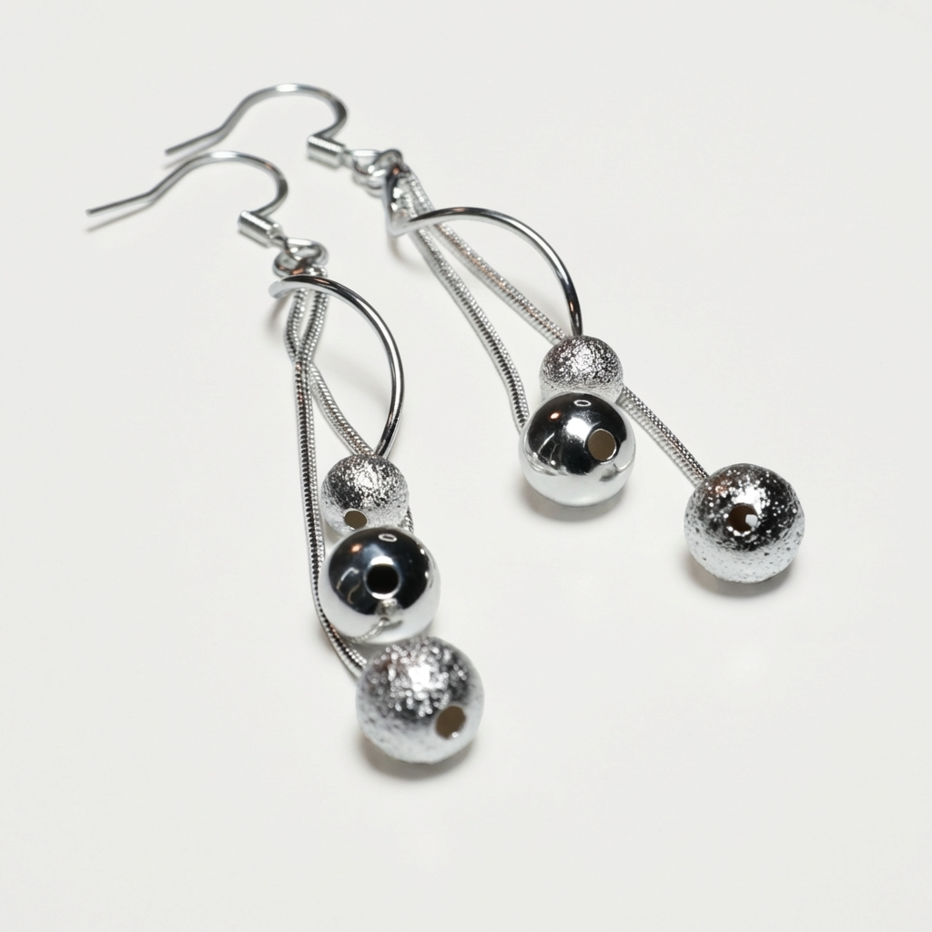 Срібні висячі сережки з кульками у сферичному дизайні. Безкоштовна доставка по Україні.