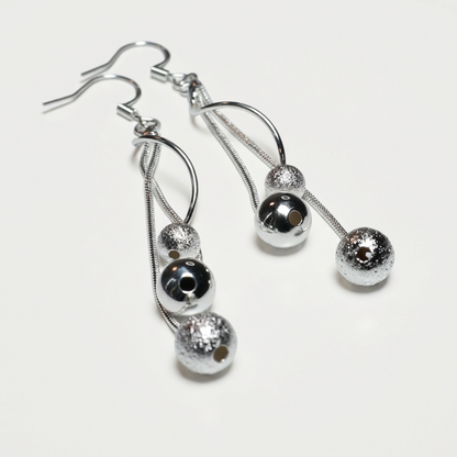 Срібні висячі сережки з кульками у сферичному дизайні. Безкоштовна доставка по Україні.