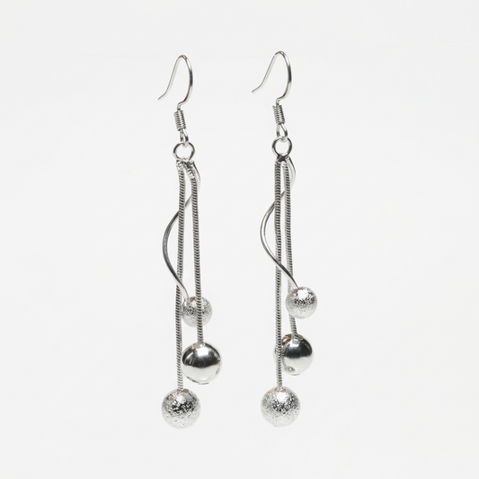 Срібні висячі сережки з кульками у сферичному дизайні. Безкоштовна доставка по Україні. Відправка в день замовлення.