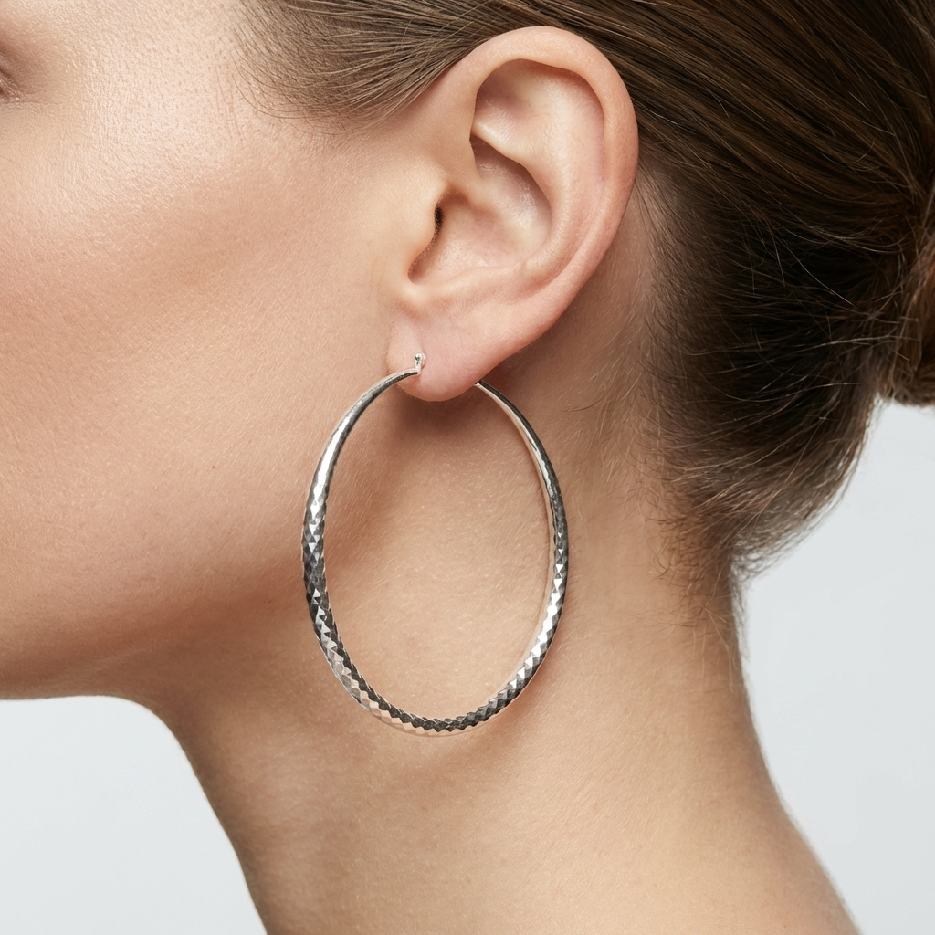 Срібні сережки-кільця Ніколь — це об'ємні, але невагомі сережки овальної форми. Безкоштовна доставка по Україні. Швидка відправка.