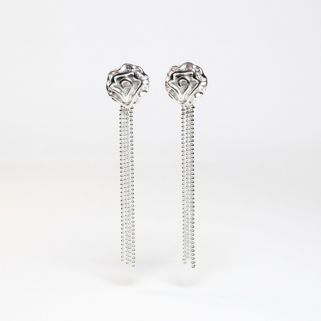 Срібні сережки пусети квітки з рухомими ланцюжками Емілія — це невагомі срібні кульчики у фрмі квіток. Безкоштовна доставка по Україні. 