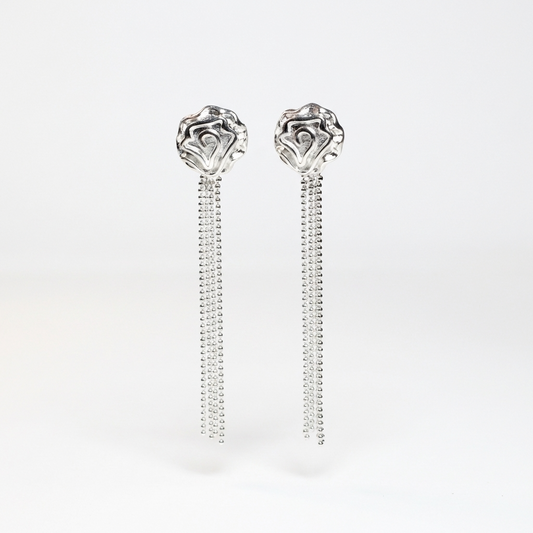 Срібні сережки пусети квітки з рухомими ланцюжками Емілія — це невагомі срібні кульчики у фрмі квіток. Безкоштовна доставка по Україні. 