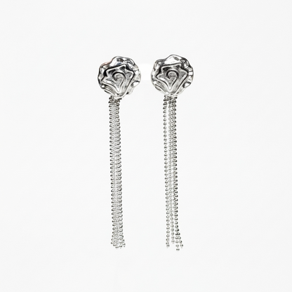 Срібні сережки пусети квітки з рухомими ланцюжками Емілія — це невагомі срібні кульчики у фрмі квіток. Безкоштовна доставка по Україні. Відправка в день замовлення.