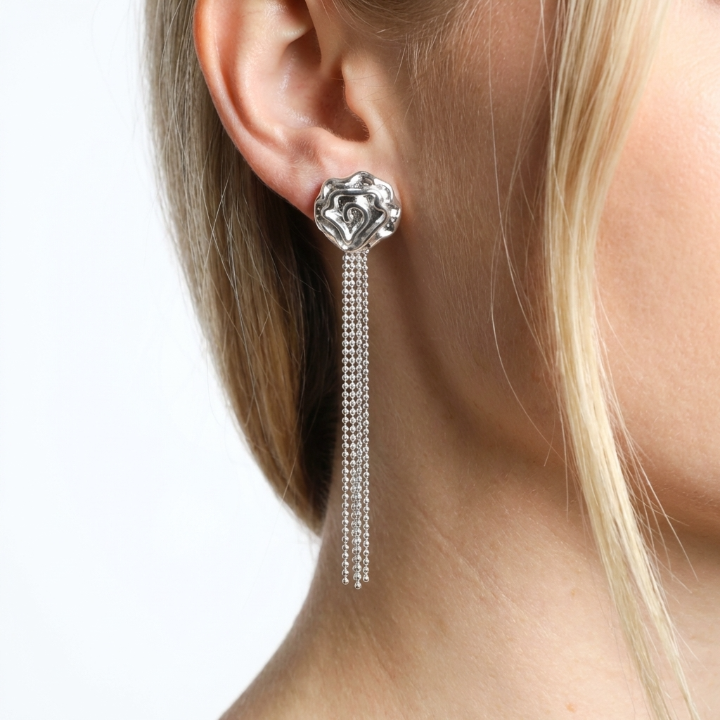 Срібні сережки пусети у формі квіток з ланцюжками Емілі — це срібні невагомі кульчики з висюльками. Безкоштовна доставка по Україні.