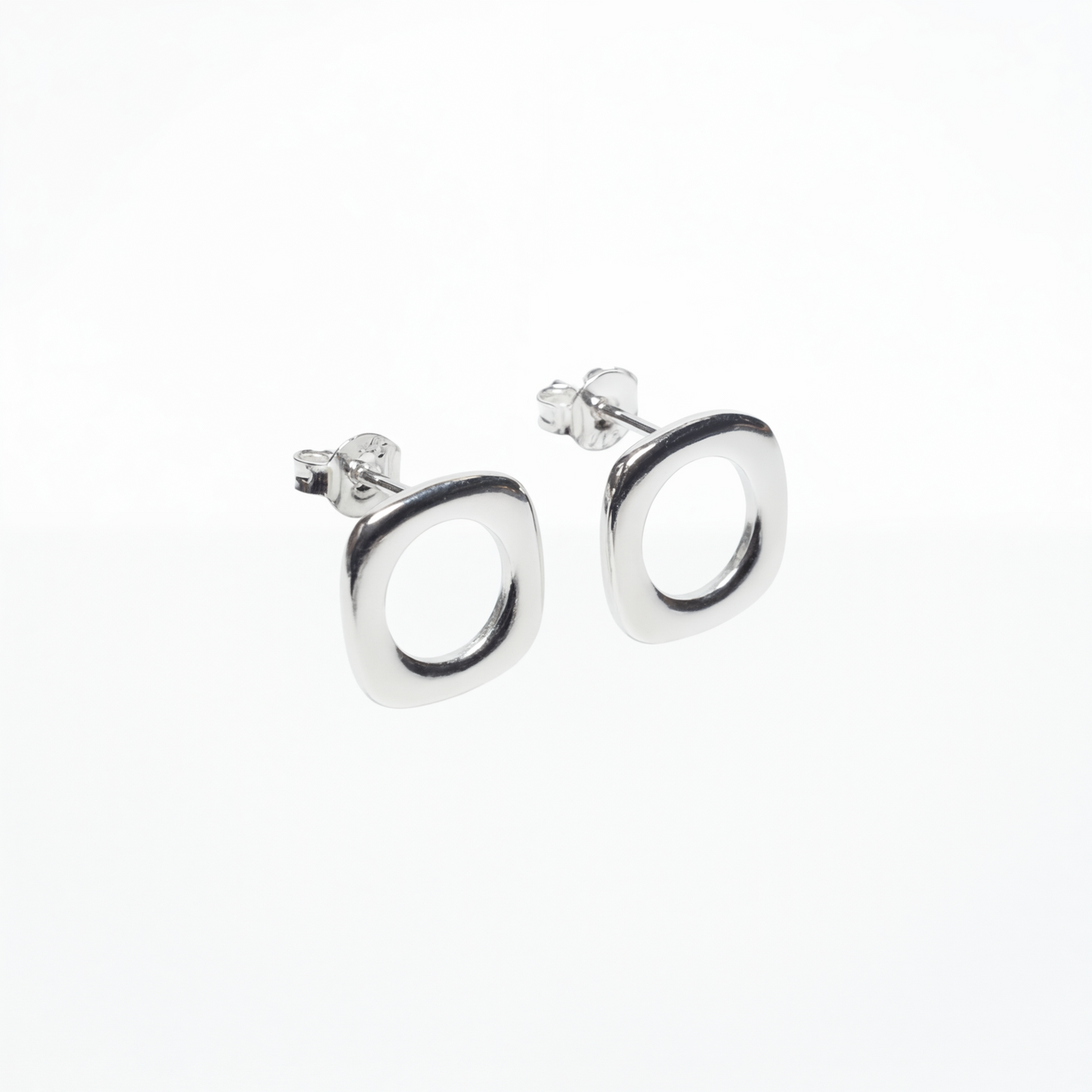 Срібні сережки квадратики — це пусети з родованого срібла. Зручна застібка. Безкоштовна доставка по Україні. 