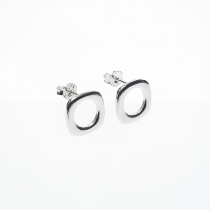 Срібні сережки квадратики — це пусети з родованого срібла. Зручна застібка. Безкоштовна доставка по Україні. 