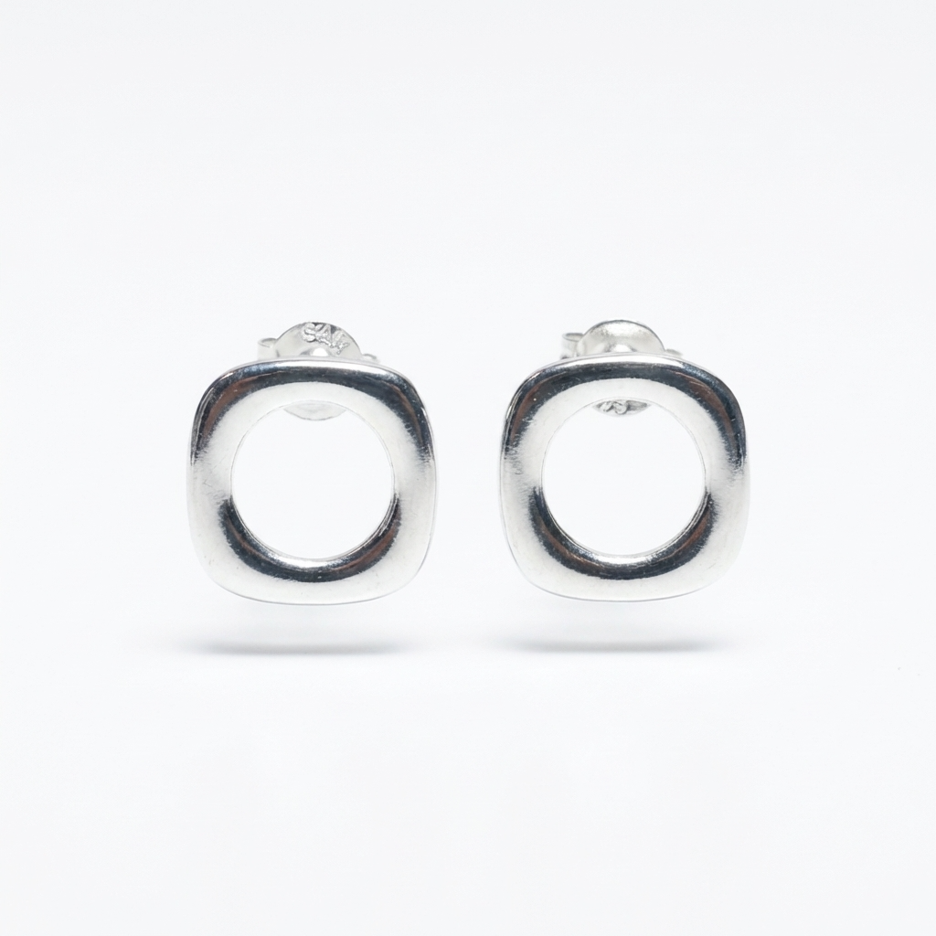 Срібні сережки квадрати — це пусети з родованого срібла. Зручна застібка. Безкоштовна доставка по Україні. 