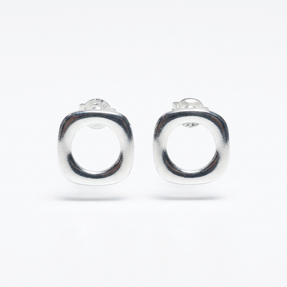 Срібні сережки квадрати — це пусети з родованого срібла. Зручна застібка. Безкоштовна доставка по Україні. 