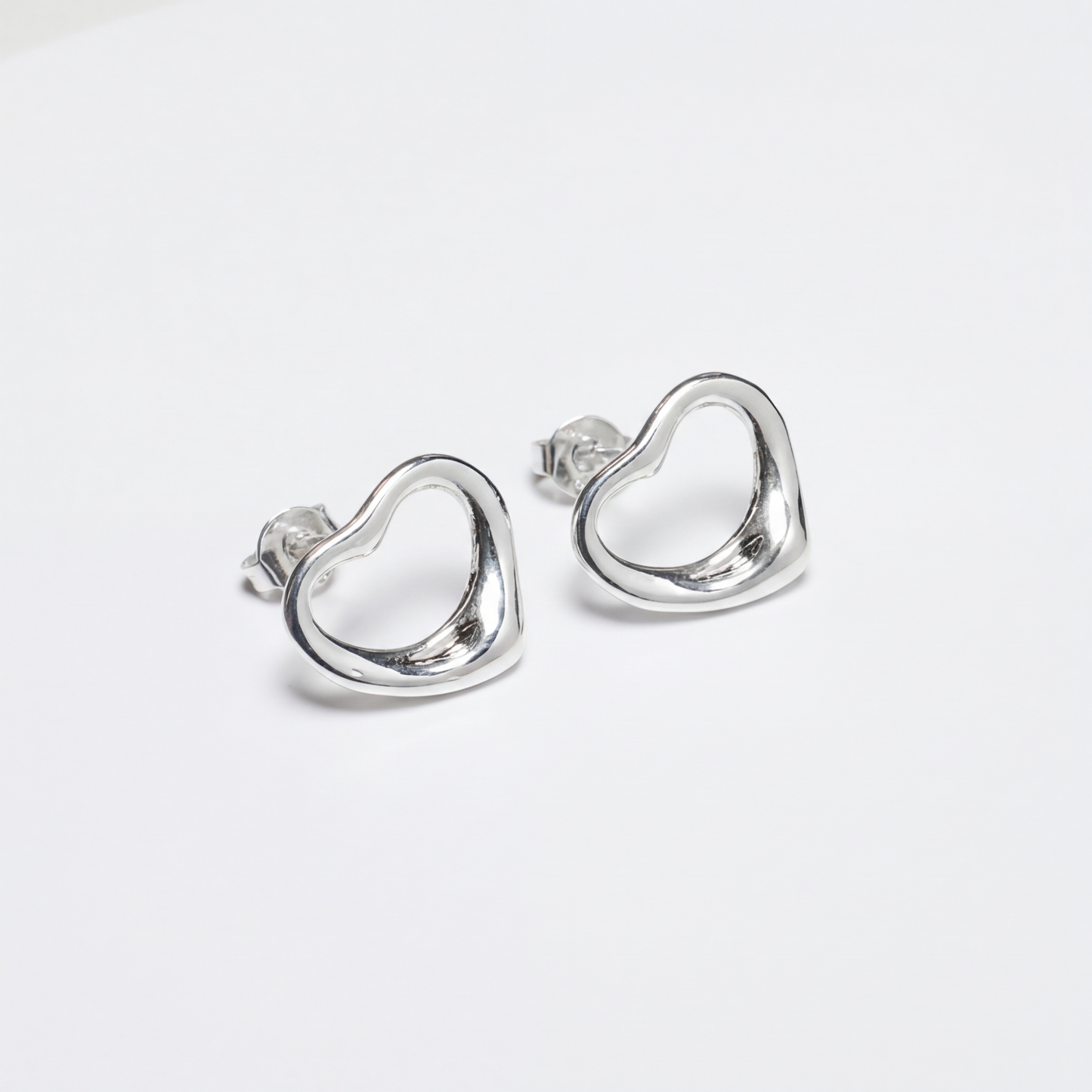 Срібні сережки-пусети сердечки — кульчики зі зручною застібкою. Безкоштовна доставка по Україні. Відправка в день замовлення.