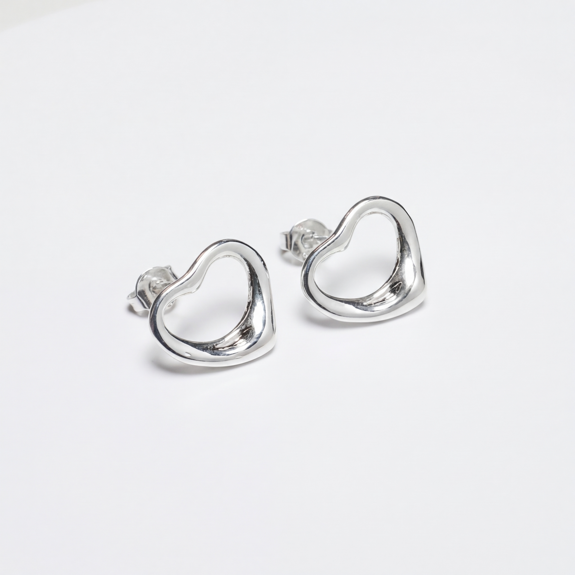 Срібні сережки-пусети сердечки — кульчики зі зручною застібкою. Безкоштовна доставка по Україні. Відправка в день замовлення.