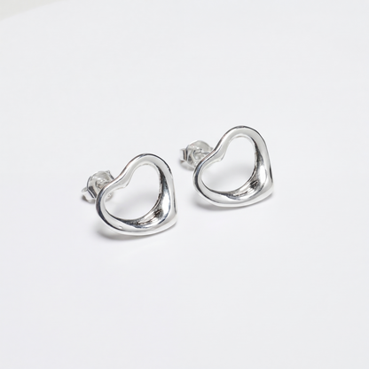 Срібні сережки-пусети сердечки — кульчики зі зручною застібкою. Безкоштовна доставка по Україні. Відправка в день замовлення.