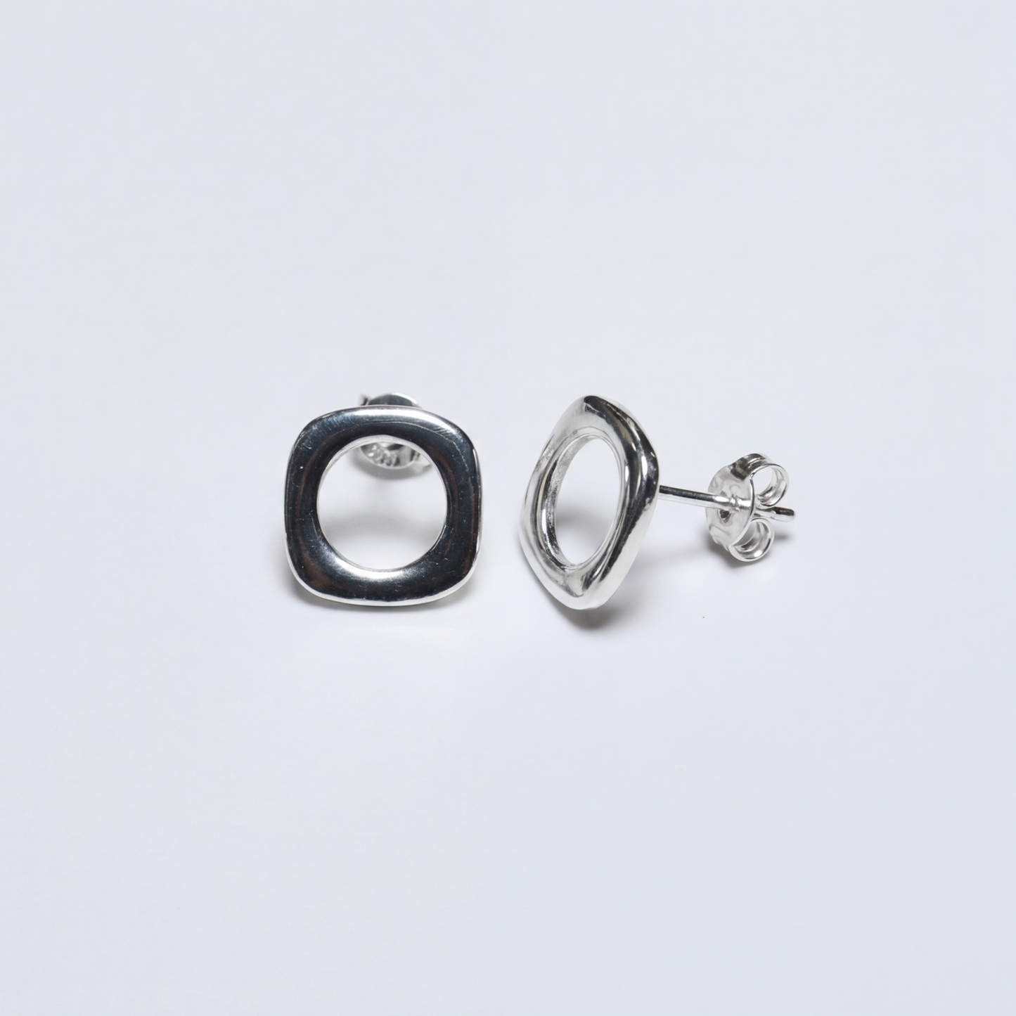 Срібні сережки квадрати — це пусети з родованого срібла. Зручна застібка. Безкоштовна доставка по Україні. 