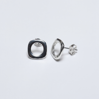 Срібні сережки квадрати — це пусети з родованого срібла. Зручна застібка. Безкоштовна доставка по Україні. 