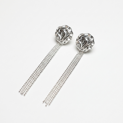 Срібні сережки пусети квітки з рухомими ланцюжками Емілія — це невагомі срібні кульчики у фрмі квіток. Безкоштовна доставка по Україні. 